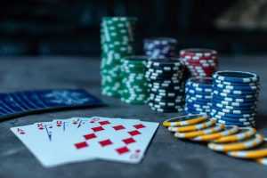 Beroemdheden Goed pokertafel met groen velours speelvlak en stevige constructie voor professioneel pokergebruik