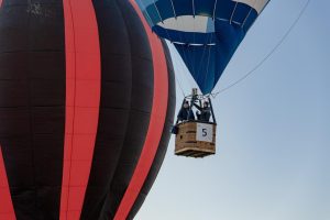 Beroemdheden Panoramisch uitzicht van een ballonvaart boven groene landschappen en heuvels bij zonsondergang