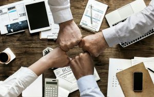 Beroemdheden Voorbeeld van professioneel bedrukte werkkledij in de financiële sector met subtiel logo en huisstijl