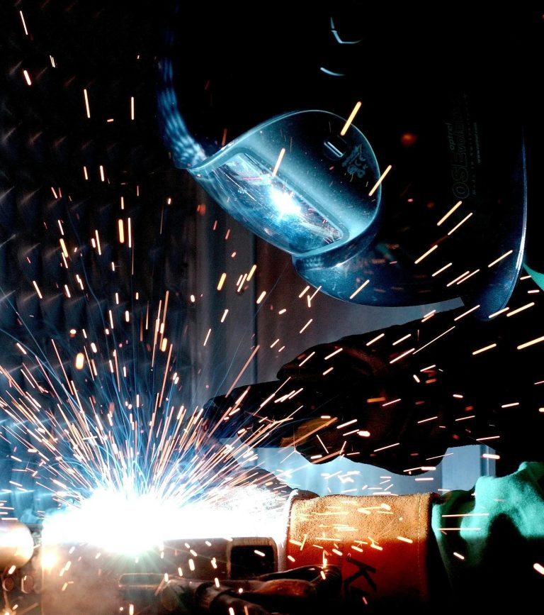 Over ons Vakman aan het werk op een mobiele lastafel met hittebestendig werkblad en zwenkwielen