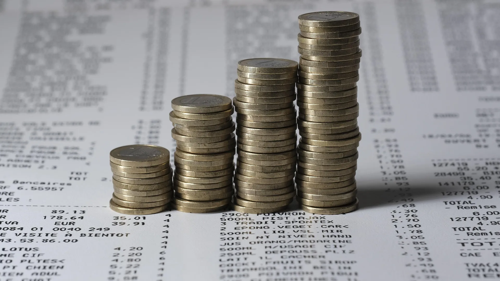 Overzichtelijke administratie van inkomsten, uitgaven en btw voor een correcte aangifte.